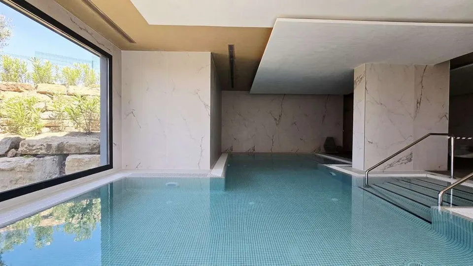 Apartament z basenem w Esteponie — zdjęcie