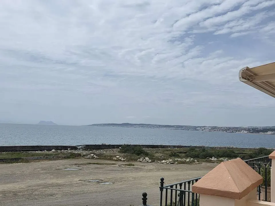 Dom szeregowy przy plaży w Esteponie — zdjęcie