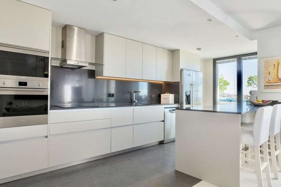 Penthouse z widokiem na morze w Esteponie — zdjęcie