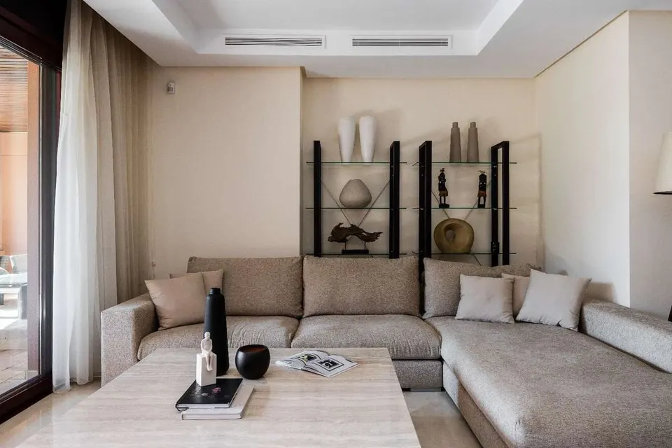 Apartament z prywatnym ogrodem w Marbelli — zdjęcie