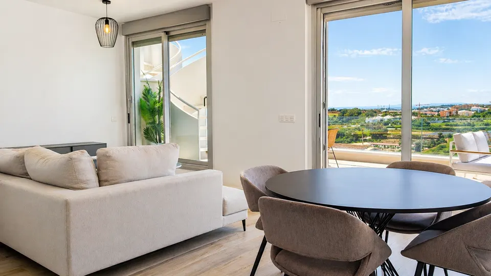 Penthouse z widokiem na morze w Esteponie — zdjęcie
