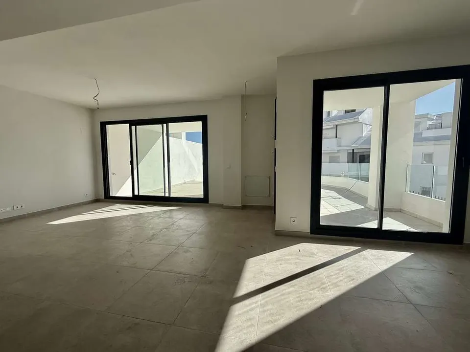Dom szeregowy z widokiem na morze w Benalmádena — zdjęcie