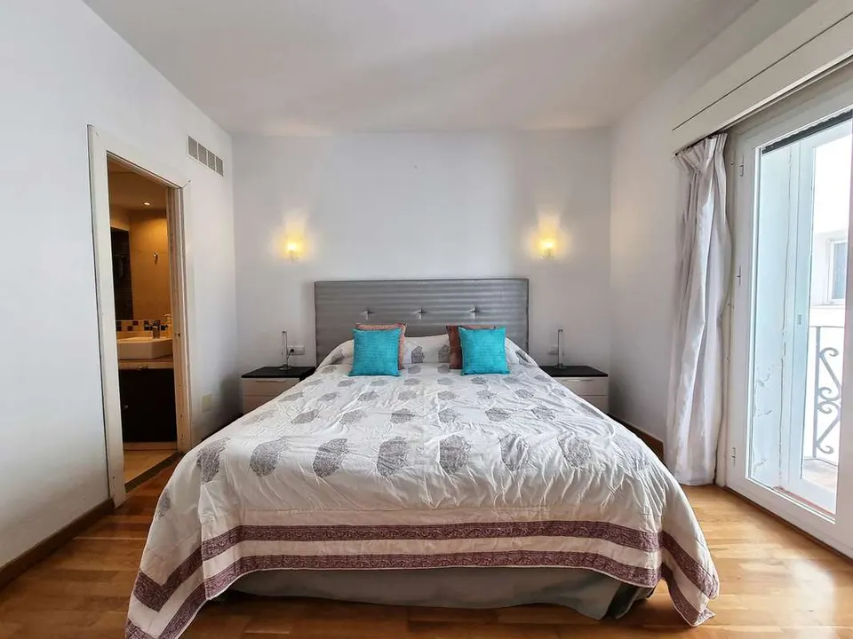 Apartament z widokiem na marinę w Marbelli — zdjęcie