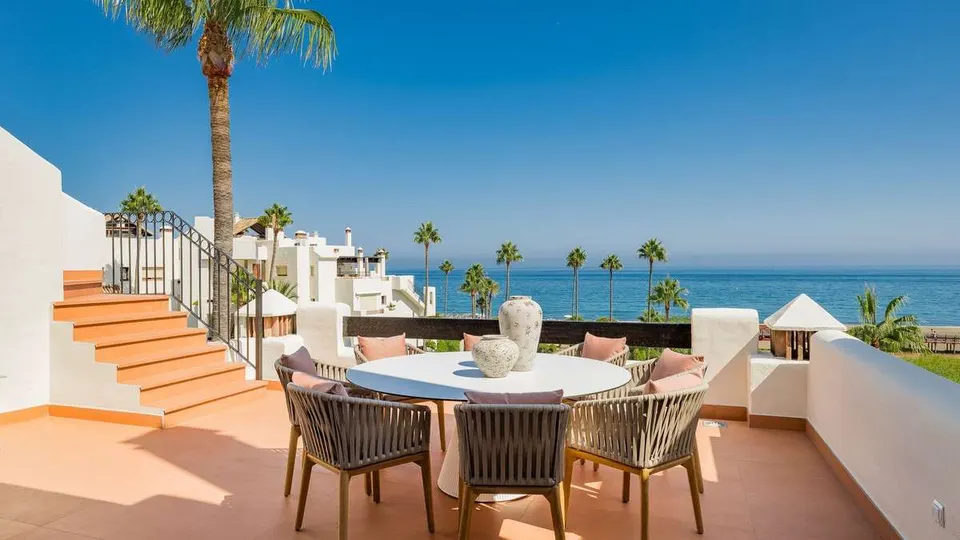Penthouse przy plaży w Esteponie — zdjęcie