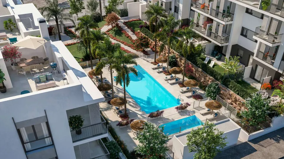 Penthouse z basenem w Esteponie — zdjęcie