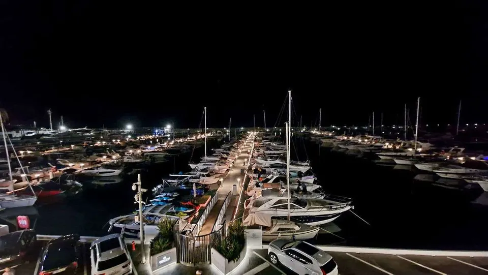 Apartament z widokiem na marinę w Marbelli — zdjęcie