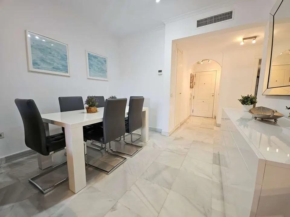 Apartament z prywatnym patio w Esteponie — zdjęcie