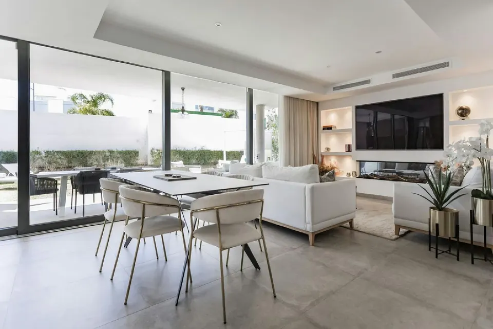 Apartament z ogrodem w Esteponie — zdjęcie