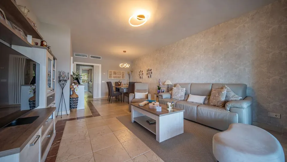 Apartament w kompleksie golfowym w Esteponie — zdjęcie