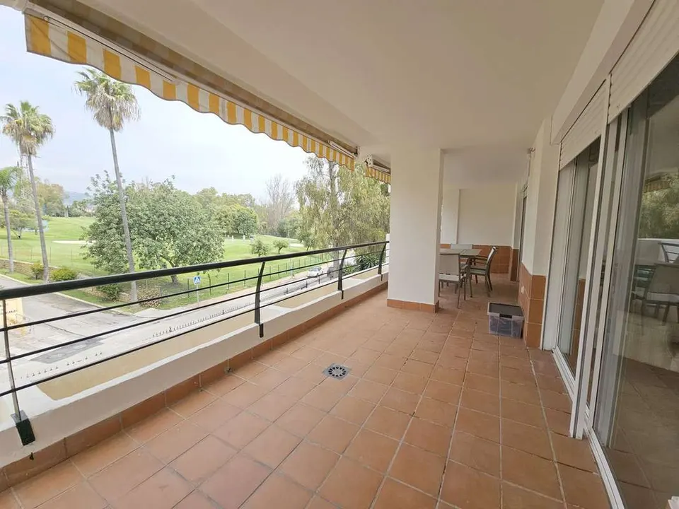 Apartament przy polu golfowym w Marbelli — zdjęcie