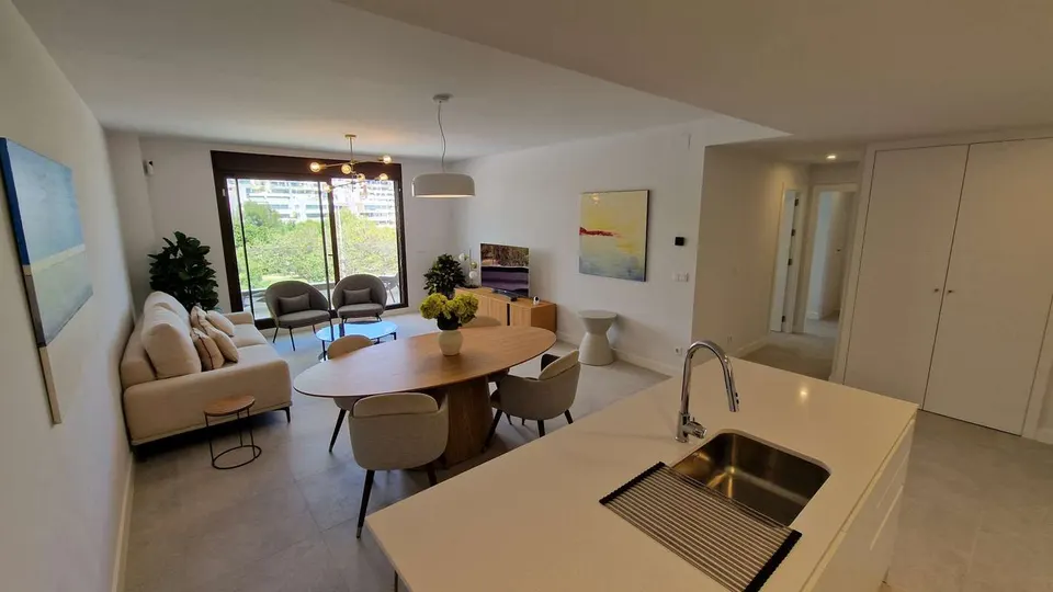 Apartament z basenem w Esteponie — zdjęcie