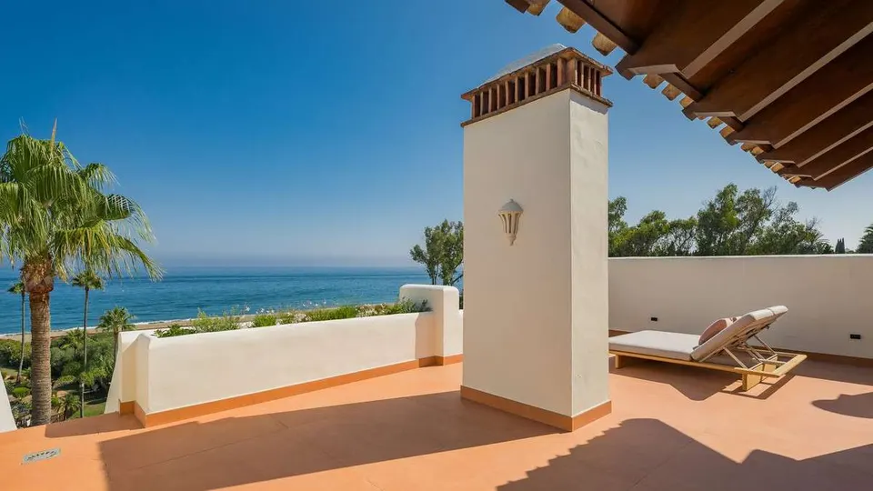 Penthouse przy plaży w Esteponie — zdjęcie