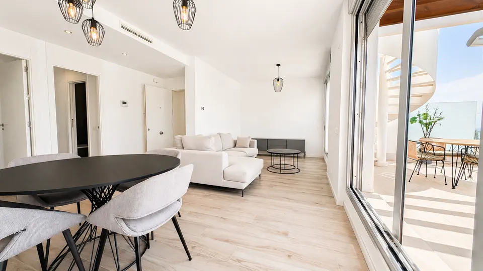 Penthouse z widokiem na morze w Esteponie — zdjęcie