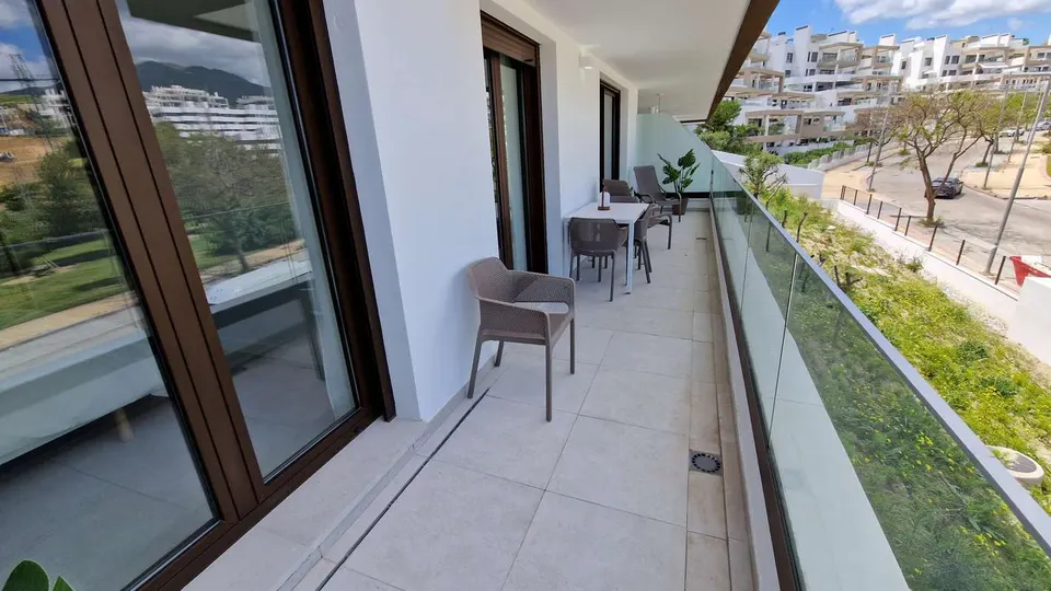 Apartament z basenem w Esteponie — zdjęcie