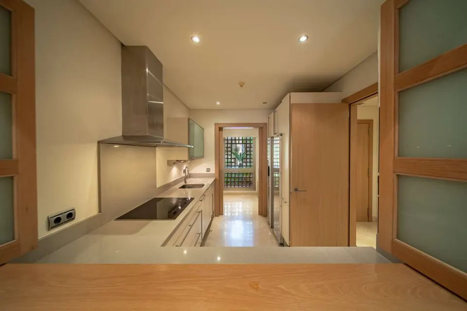 Apartament z prywatnym ogrodem w Marbelli — zdjęcie