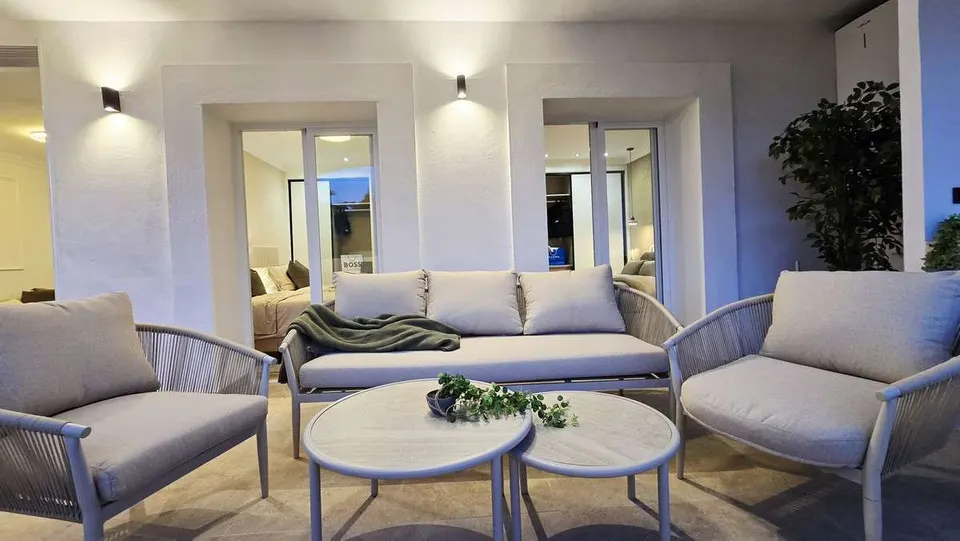 Apartament z widokiem na jezioro w Benahavís — zdjęcie
