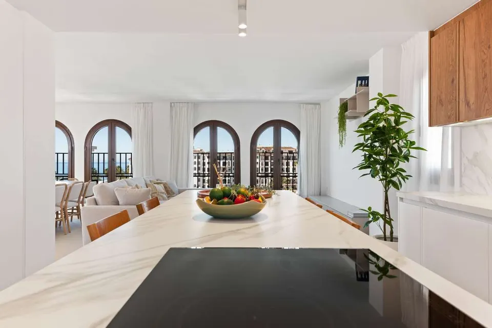 Penthouse z widokiem na morze w Manilvie — zdjęcie