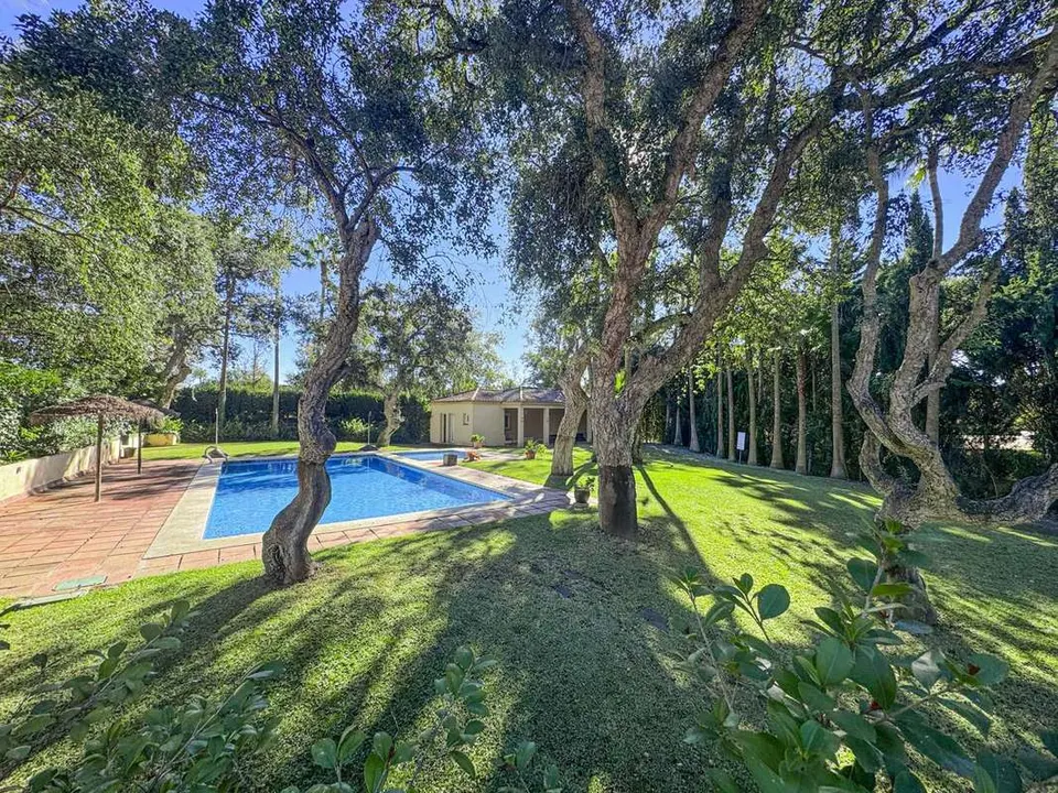 Willa z basenem w Sotogrande — zdjęcie
