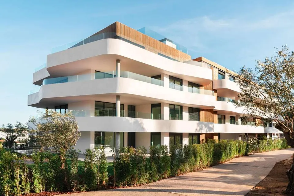 Apartament z prywatnym ogrodem w Sotogrande — zdjęcie