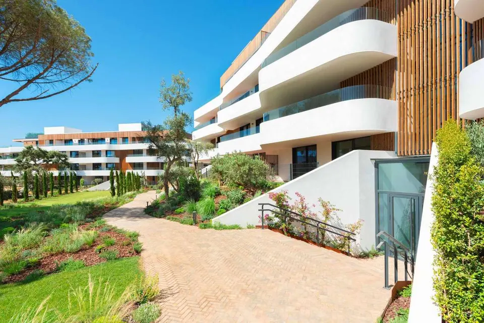 Apartament z prywatnym ogrodem w Sotogrande — zdjęcie
