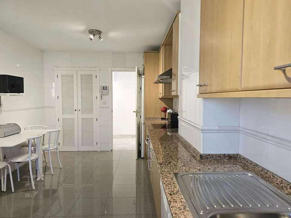 Apartament z prywatnym patio w Esteponie — zdjęcie