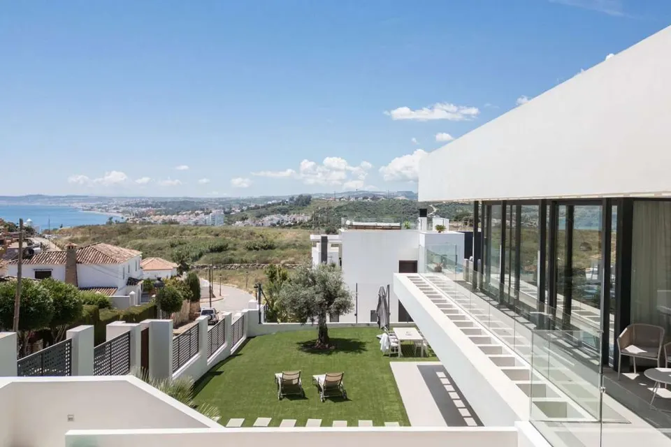 Dom szeregowy z widokiem na morze w Esteponie — zdjęcie
