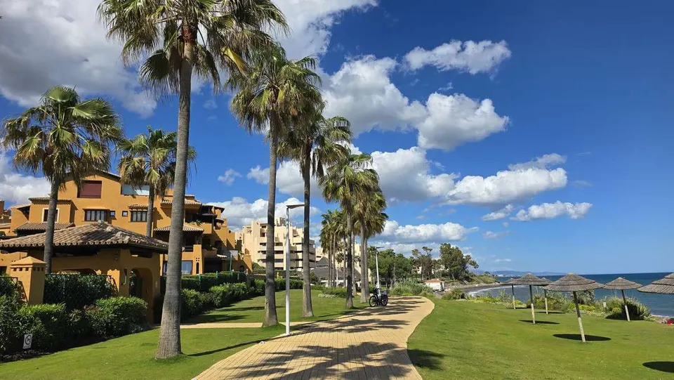 Apartament na plaży w Esteponie — zdjęcie