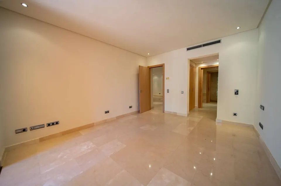 Apartament z prywatnym ogrodem w Marbelli — zdjęcie
