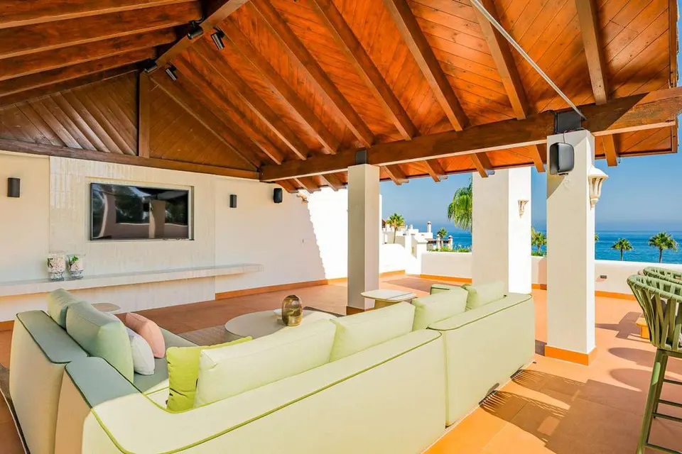 Penthouse przy plaży w Esteponie — zdjęcie