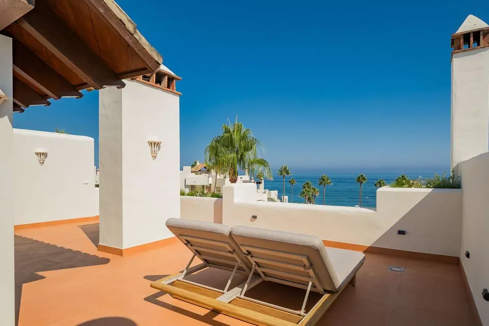 Penthouse przy plaży w Esteponie — zdjęcie