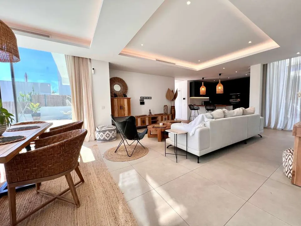 Willa z prywatnymi apartamentami w Esteponie — zdjęcie