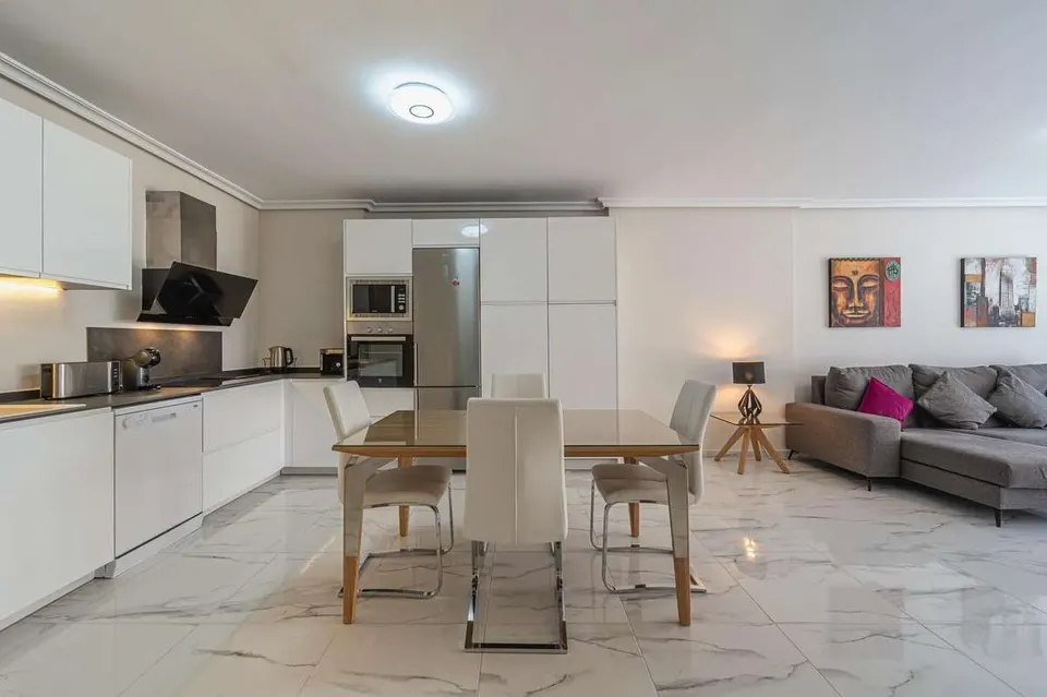 Apartament z tarasem w Marbelli — zdjęcie