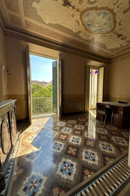 Apartament z widokiem na plac w Maladze — zdjęcie