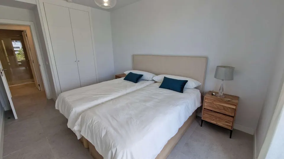 Apartament z basenem w Esteponie — zdjęcie
