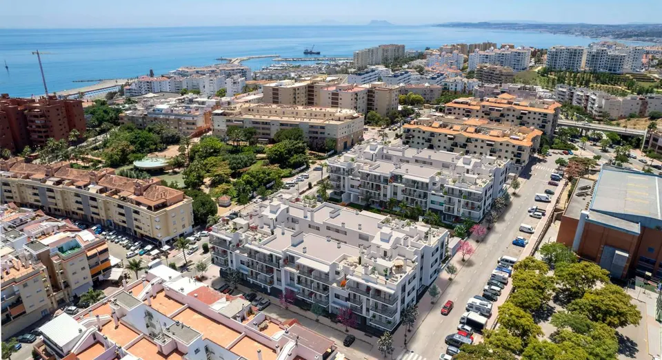 Penthouse z basenem w Esteponie — zdjęcie