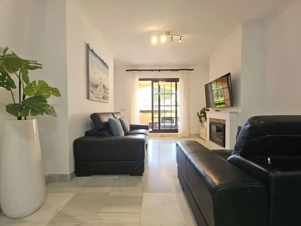 Apartament z prywatnym patio w Esteponie — zdjęcie