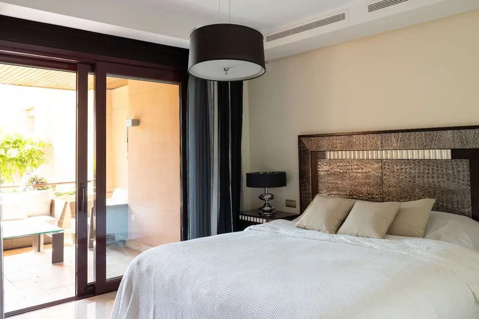 Apartament z prywatnym ogrodem w Marbelli — zdjęcie