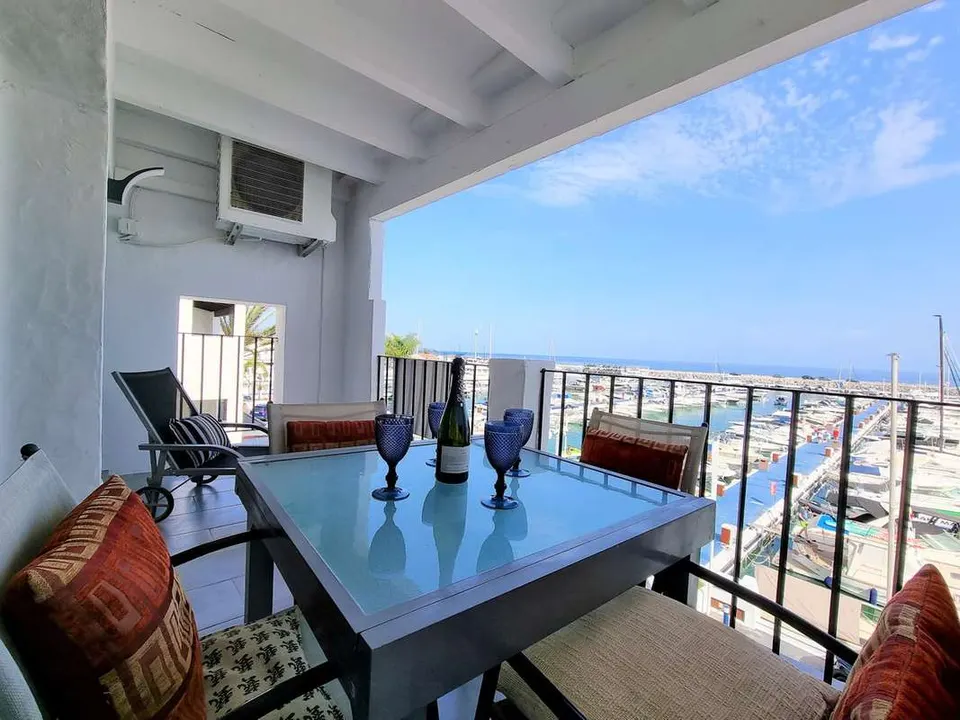 Apartament z widokiem na marinę w Marbelli — zdjęcie