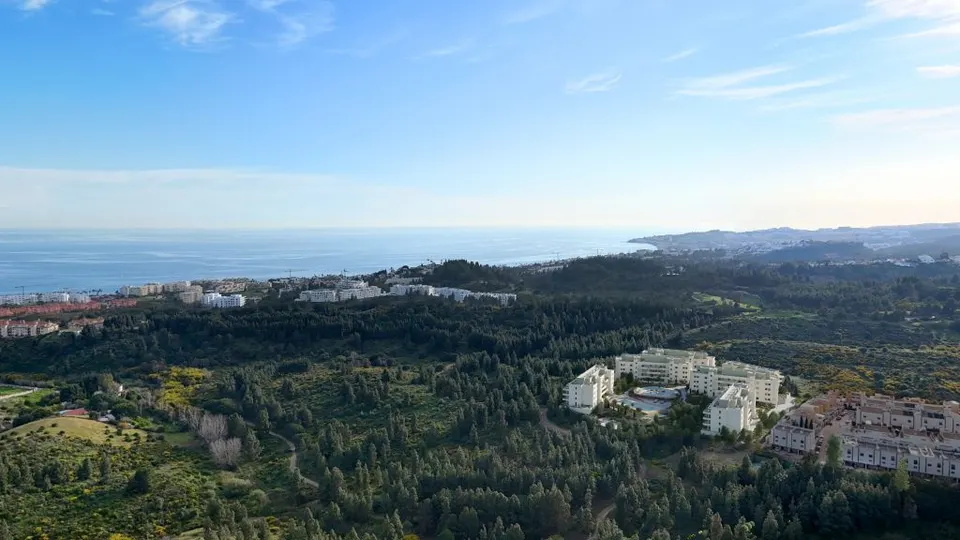 Apartamenty w otoczeniu zieleni w Mijas — zdjęcie
