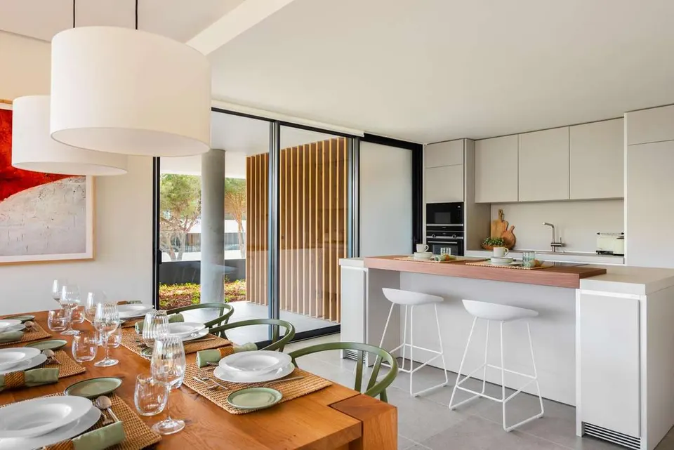 Apartament z prywatnym ogrodem w Sotogrande — zdjęcie