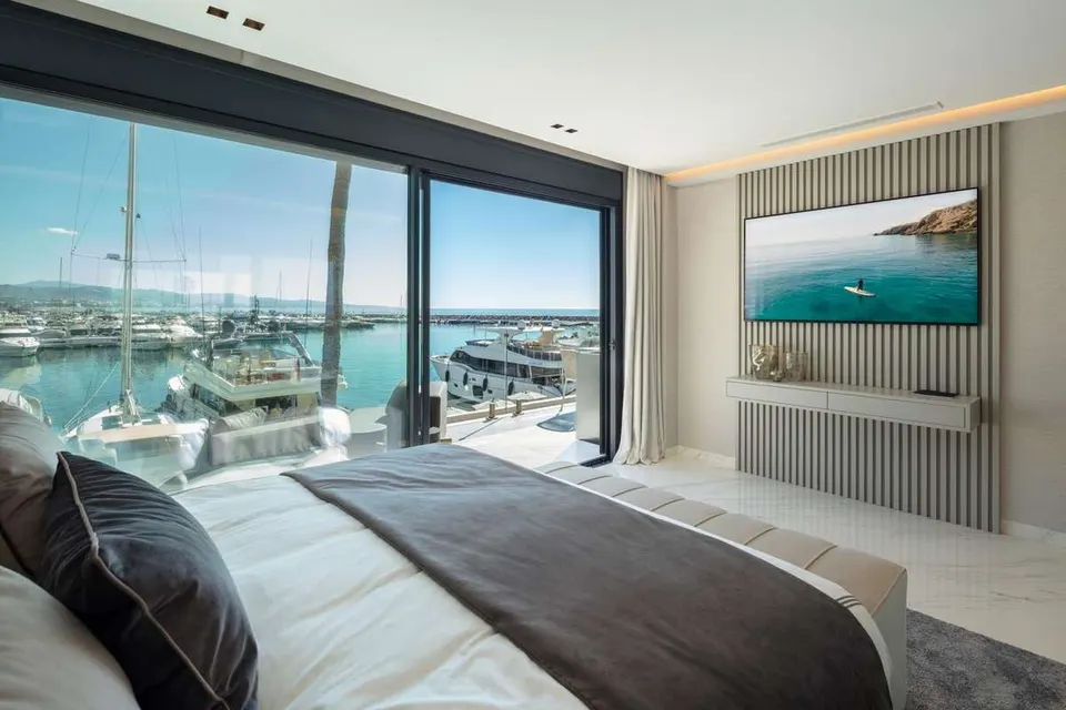 Apartament z widokiem na marinę w Marbelli — zdjęcie