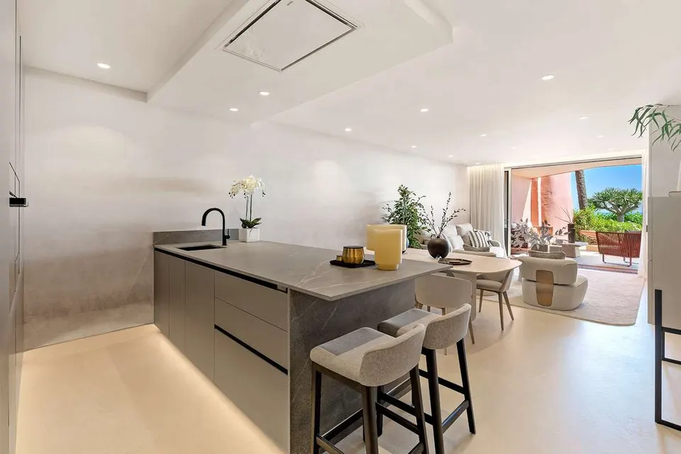 Apartament z widokiem na morze w Esteponie — zdjęcie