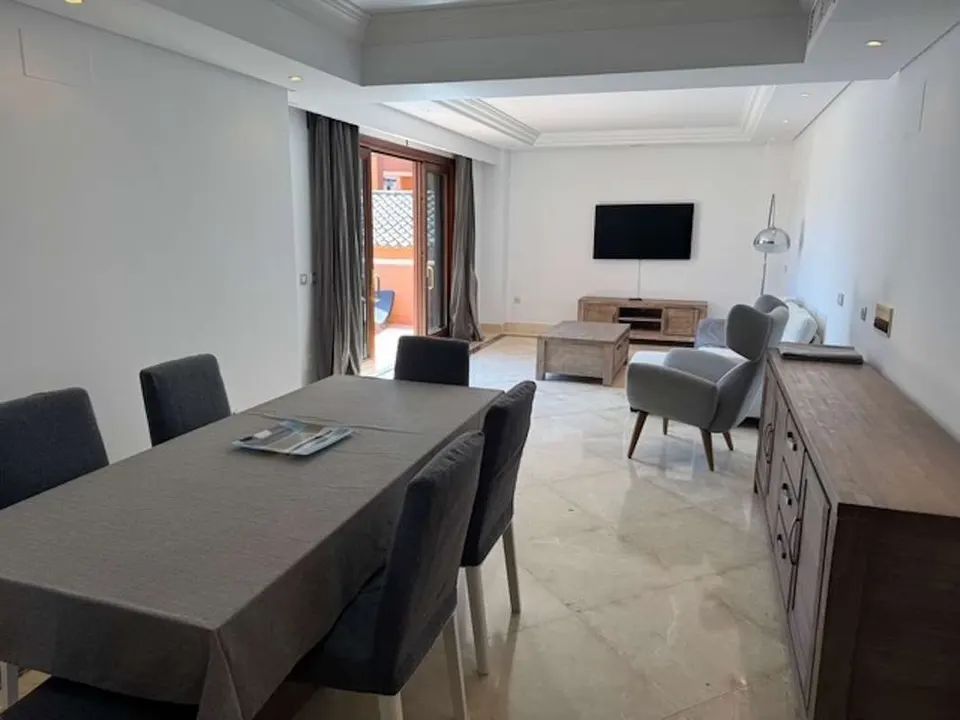 Apartament z widokiem na morze w Esteponie — zdjęcie