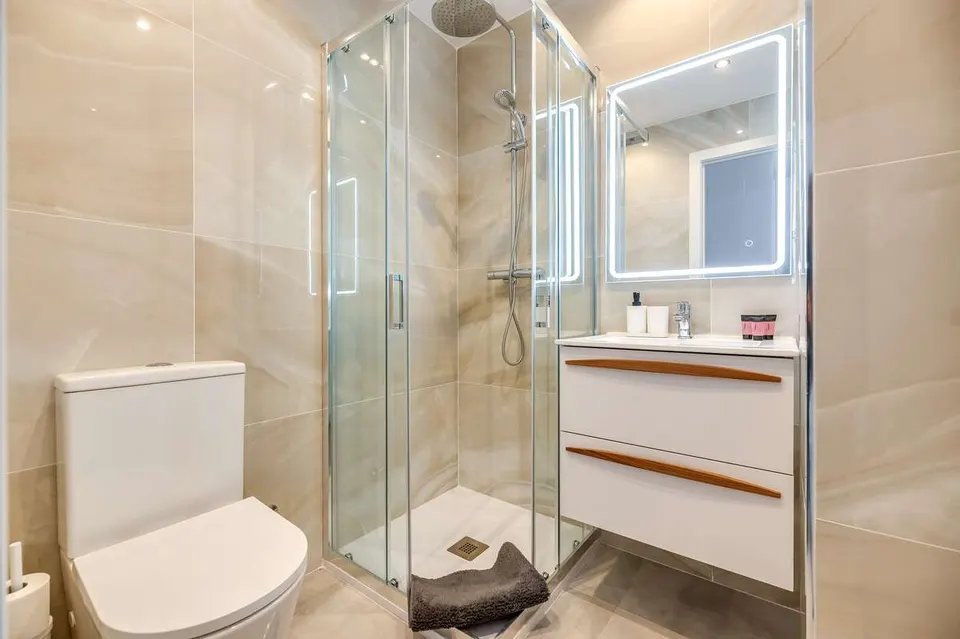 Apartament z widokiem na morze w Esteponie — zdjęcie