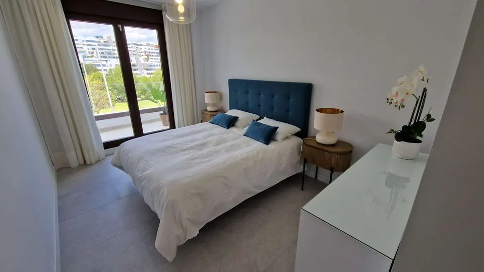 Apartament z basenem w Esteponie — zdjęcie