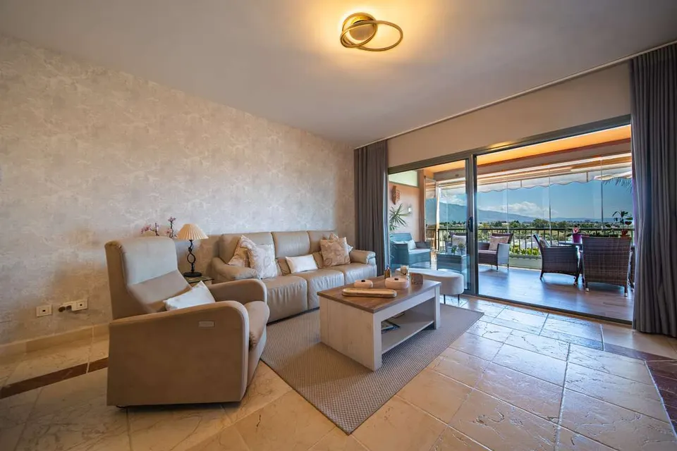 Apartament w kompleksie golfowym w Esteponie — zdjęcie