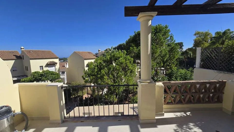 Penthouse dwupoziomowy z widokiem na morze w Marbelli — zdjęcie 7 z 16