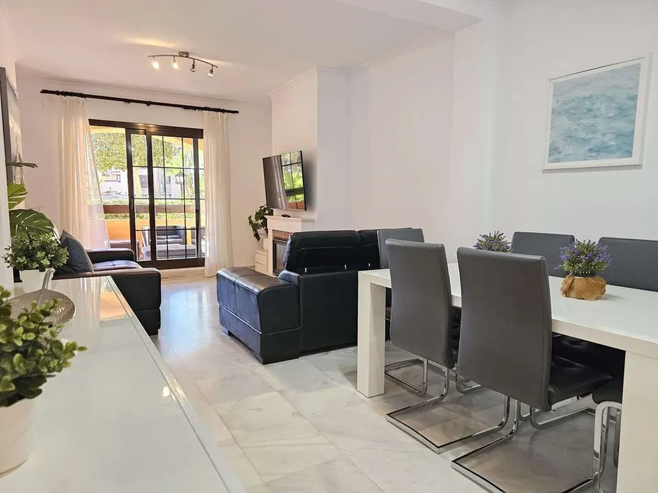 Apartament z prywatnym patio w Esteponie — zdjęcie