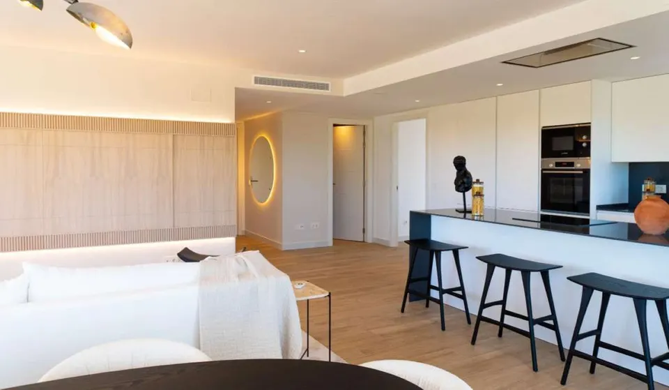 Apartament z laguną w Casares — zdjęcie
