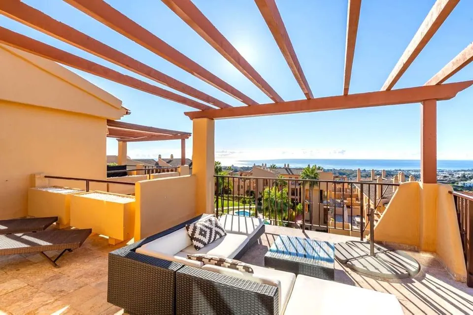 Penthouse z widokiem na morze w Benahavís — zdjęcie